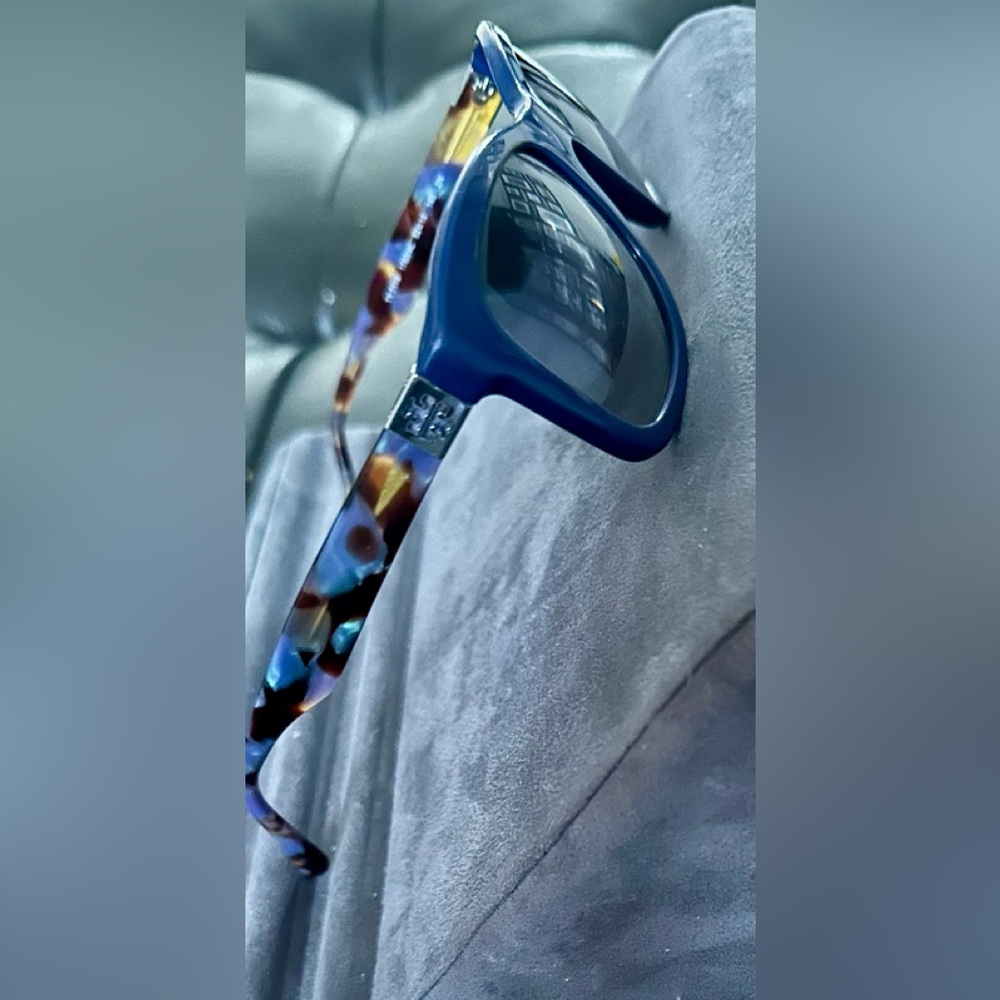 Tory Burch Sunglasses with draw string case